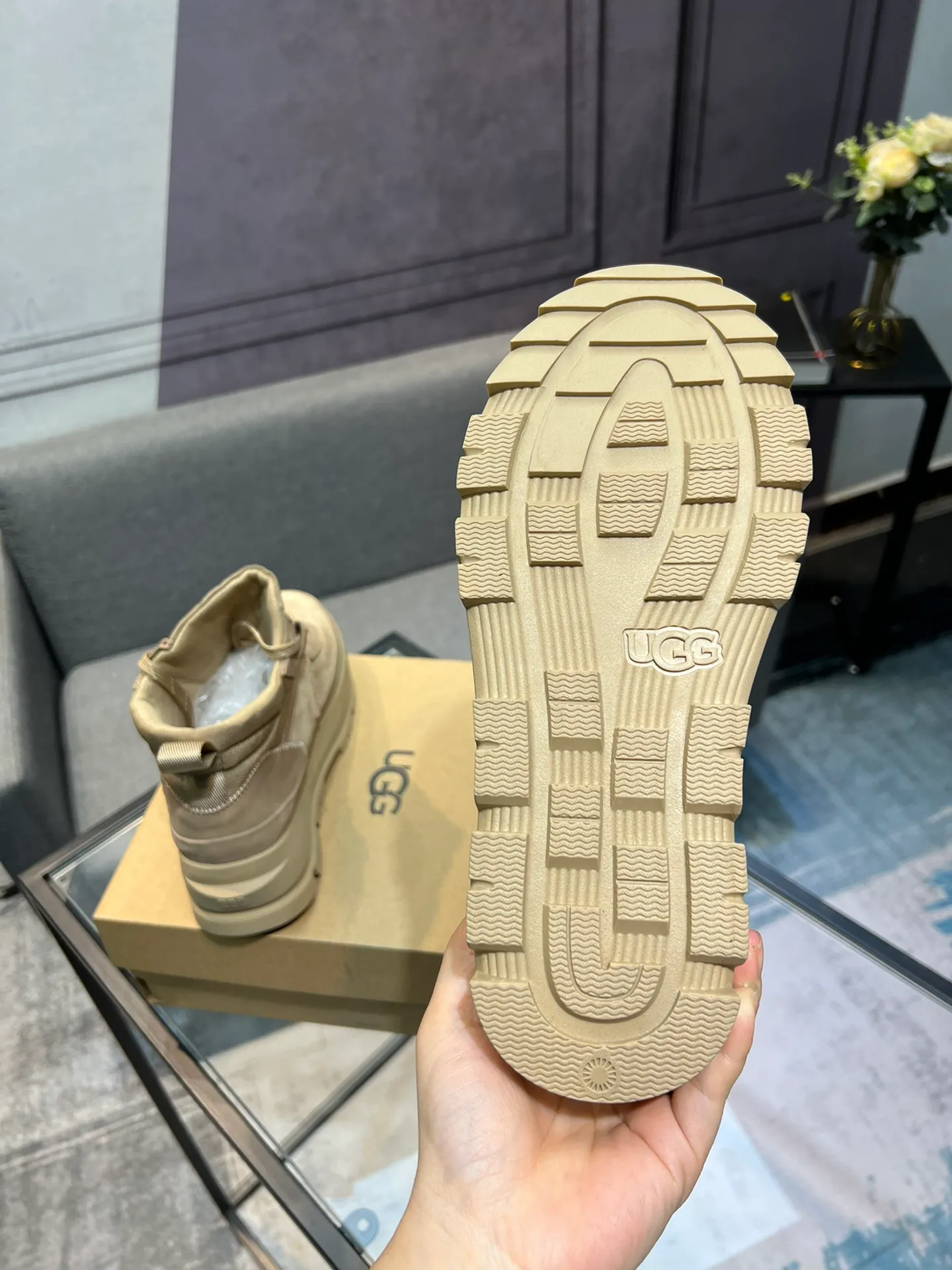 Men's shoes 💰620 (UGG) New 👉 Warm series for casual men, the simple and elegant shoe style sublimates the classics, the fabric is made of imported cowhide embossed ➕ warm real wool lining, and the special rubber outsole upgrades the wearing experience ✌️ Comfortable on the feet, very domineering! Code number:38-44